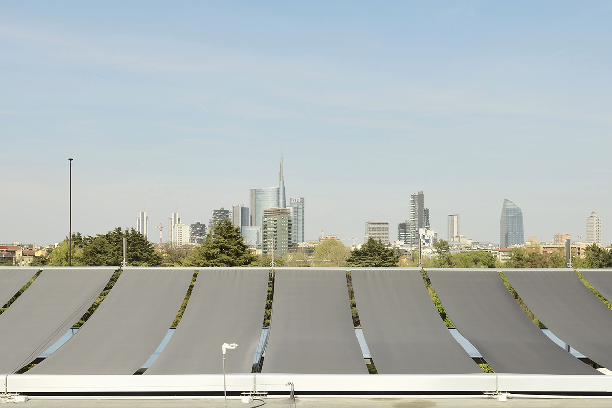 Vista panoramica della Terrazza Triennale con schermature orizzonatali grige Resstende