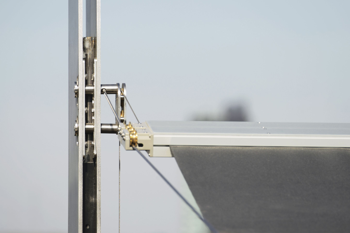 Dettaglio dell'ingranaggio del sistema a rullo orizzontale per schermatura della terrazza