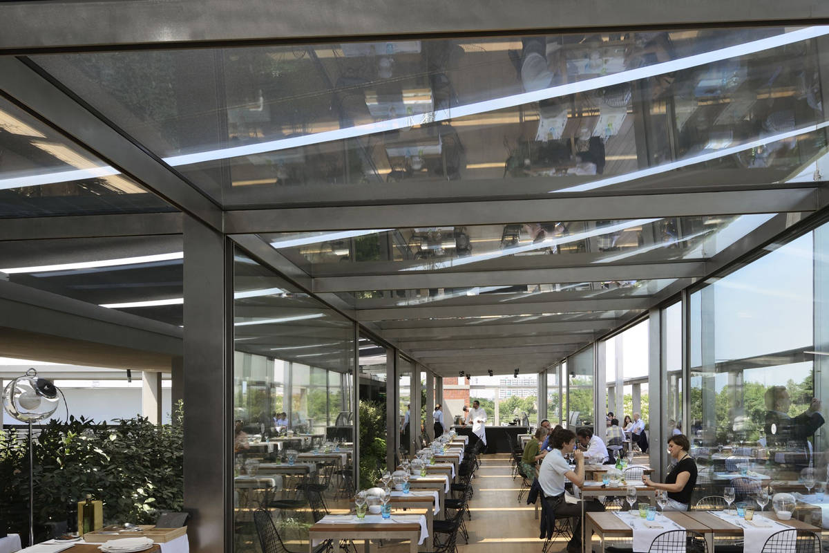 Rooftop della Triennale Milano all'interno del ristorante illuminata grazie alle schermature che fungono da serra