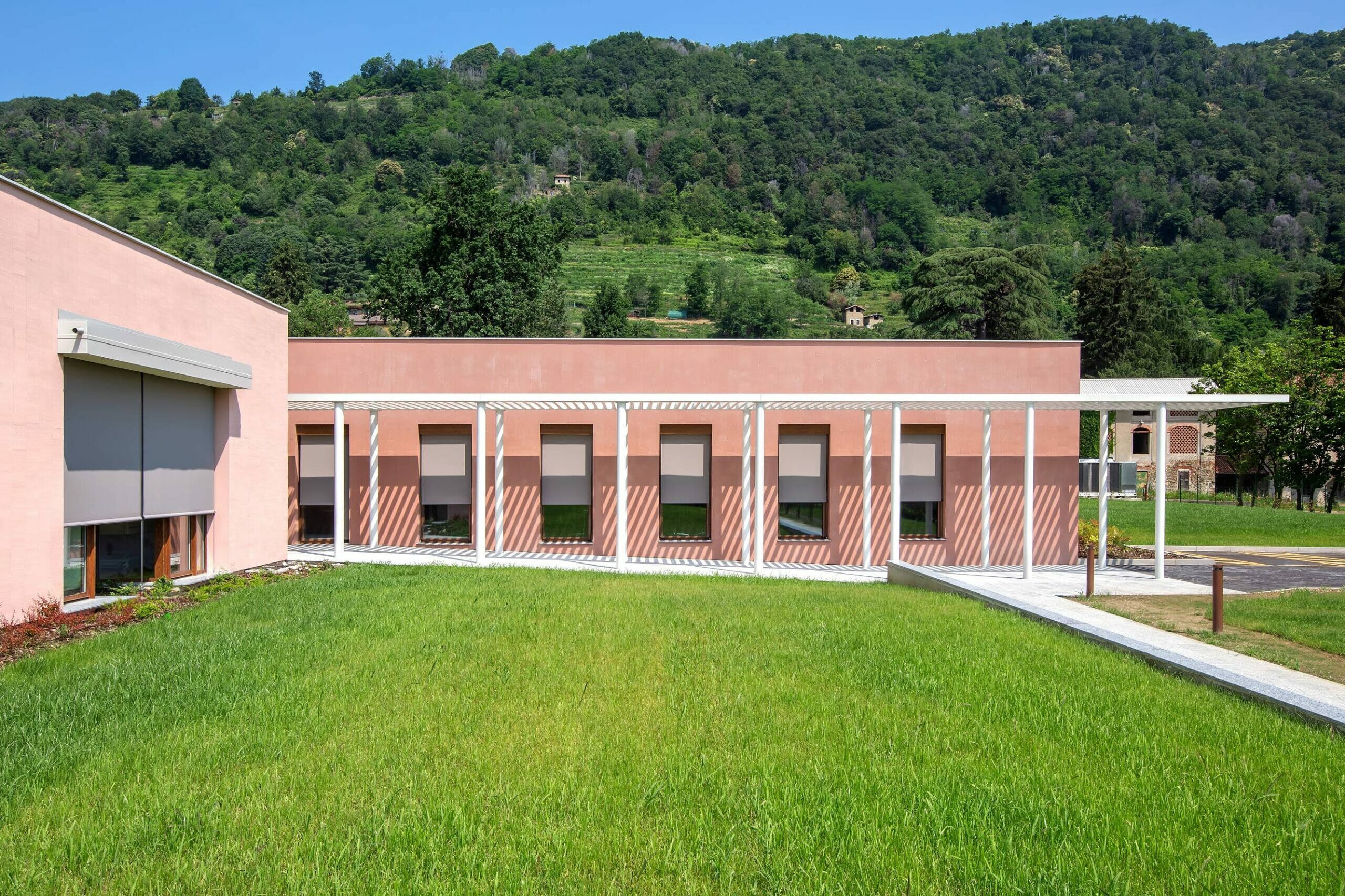 Vista laterale della struttura con le tende Sunscreen satinè 5500 di Resstende che filtrano la luce e riducono l’impatto termico